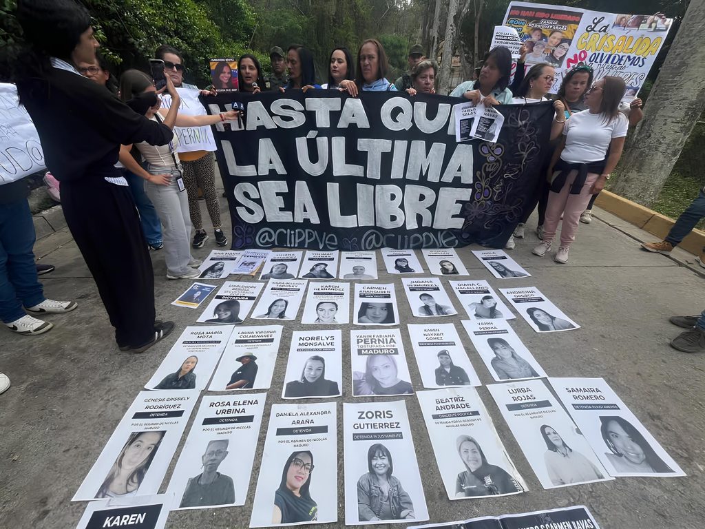 Familiares de presas políticas venezolanas protestan frente a las rejas del INOF en Los Teques exigiendo la liberación de sus parientes